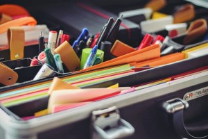 Kontorsmaterial: Skrivbord med pennor och papper